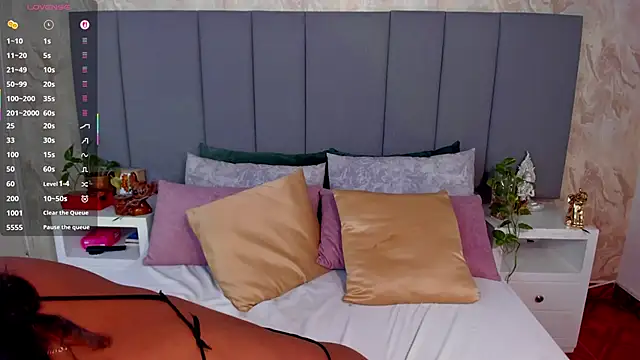 Snapshot of JulianaMiller chatting on 09-29-25, 01:44 JulianaMiller online show from 09-29-25, 01:44