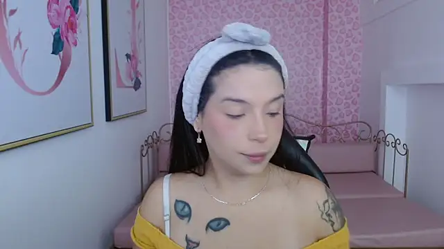 Snapshot of Small_naughty_ chatting on 05-14-26, 01:07 Small naughty online show from 05-14-26, 01:07