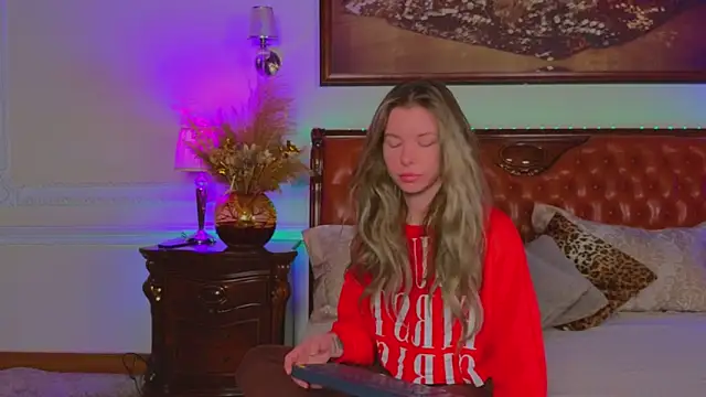 Snapshot of Real_Tini chatting on 11-14-25, 06:01 Real Tini online show from 11-14-25, 06:01