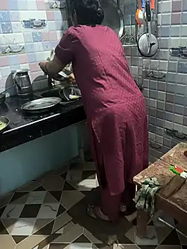 Snapshot of Crezy-Queen01 chatting on 11-20-25, 03:45 Crezy-Queen01 online show from 11-20-25, 03:45