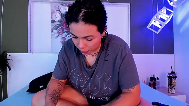 Snapshot of Alexxxholy chatting on 02-22-25, 01:46 Alexxxholy online show from 02-22-25, 01:46