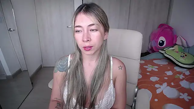 Snapshot of _arianalzate_ chatting on 02-17-25, 10:36 arianalzate online show from 02-17-25, 10:36