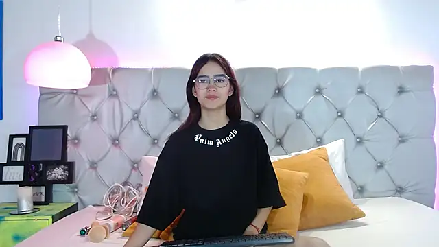 Snapshot of MelodyMansson chatting on 02-18-25, 01:55 MelodyMansson online show from 02-18-25, 01:55