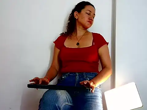 Snapshot of ArtesanaMK chatting on 10-02-25, 05:31 ArtesanaMK online show from 10-02-25, 05:31