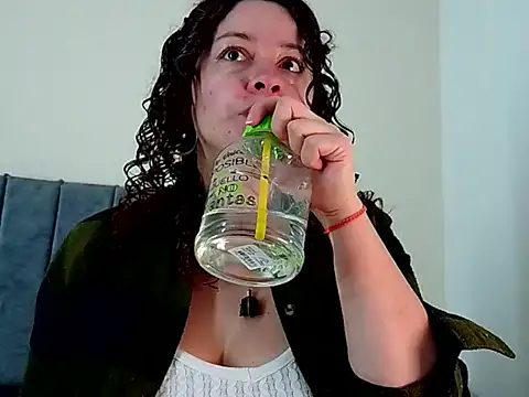 Snapshot of ArtesanaMK chatting on 10-11-25, 05:22 ArtesanaMK online show from 10-11-25, 05:22