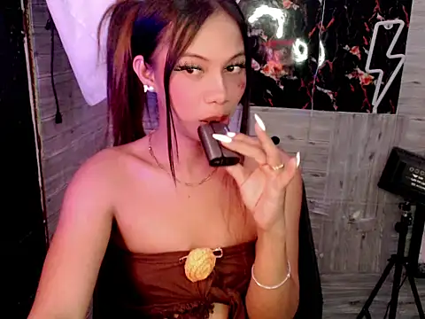 Snapshot of whiteladyboy chatting on 10-23-25, 05:44 whiteladyboy online show from 10-23-25, 05:44