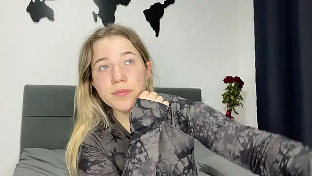 Snapshot of Embersweetbunny chatting on 01-30-25, 06:54 Embersweetbunny online show from 01-30-25, 06:54