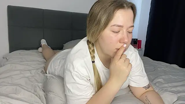 Snapshot of Embersweetbunny chatting on 02-06-25, 01:21 Embersweetbunny online show from 02-06-25, 01:21