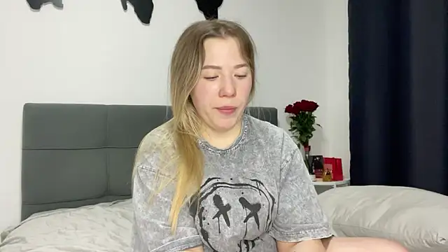 Snapshot of Embersweetbunny chatting on 02-10-25, 06:45 Embersweetbunny online show from 02-10-25, 06:45