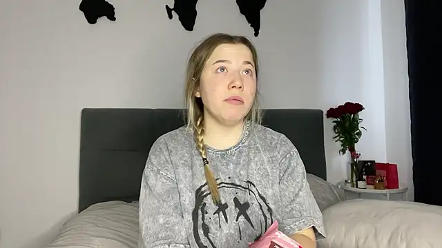 Snapshot of Embersweetbunny chatting on 02-11-25, 01:30 Embersweetbunny online show from 02-11-25, 01:30