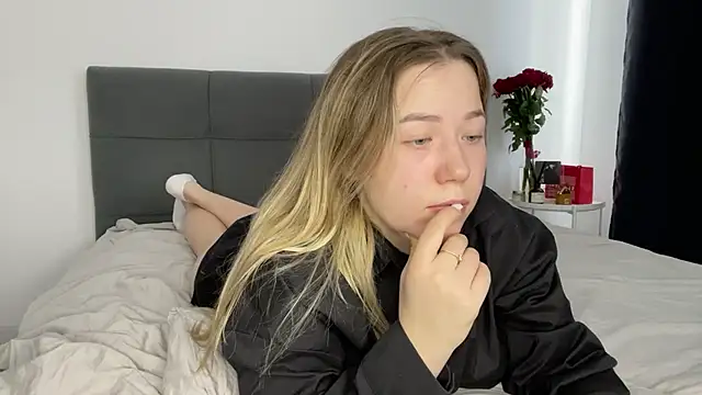 Snapshot of Embersweetbunny chatting on 02-12-25, 11:07 Embersweetbunny online show from 02-12-25, 11:07