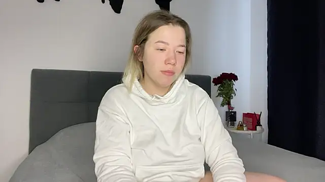 Snapshot of Embersweetbunny chatting on 02-17-25, 07:58 Embersweetbunny online show from 02-17-25, 07:58