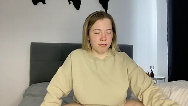 Snapshot of Embersweetbunny chatting on 02-17-25, 11:23 Embersweetbunny online show from 02-17-25, 11:23