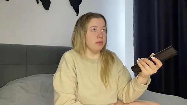 Snapshot of Embersweetbunny chatting on 02-18-25, 08:16 Embersweetbunny online show from 02-18-25, 08:16