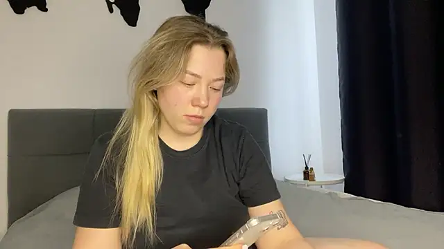 Snapshot of Embersweetbunny chatting on 02-18-25, 02:27 Embersweetbunny online show from 02-18-25, 02:27