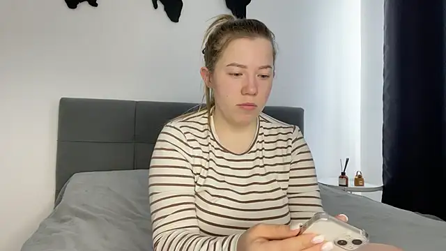 Snapshot of Embersweetbunny chatting on 02-21-25, 09:02 Embersweetbunny online show from 02-21-25, 09:02