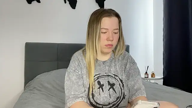 Snapshot of Embersweetbunny chatting on 02-22-25, 08:40 Embersweetbunny online show from 02-22-25, 08:40