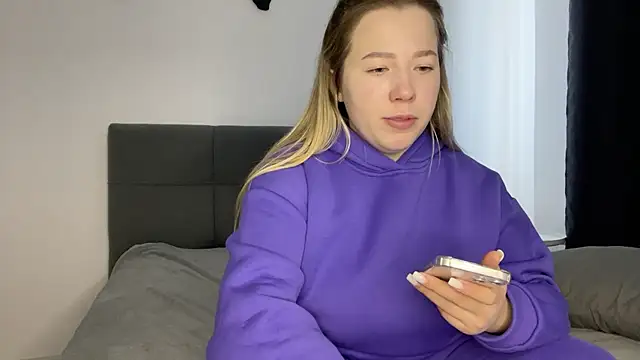 Snapshot of Embersweetbunny chatting on 02-22-25, 01:13 Embersweetbunny online show from 02-22-25, 01:13