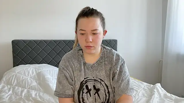 Snapshot of Embersweetbunny chatting on 03-17-25, 06:40 Embersweetbunny online show from 03-17-25, 06:40