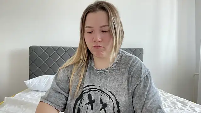 Snapshot of Embersweetbunny chatting on 03-17-25, 09:55 Embersweetbunny online show from 03-17-25, 09:55