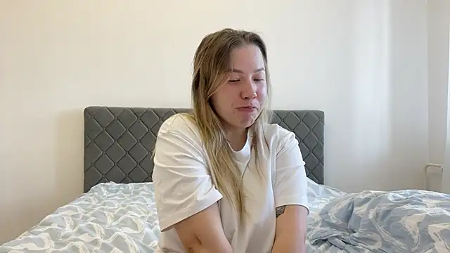 Snapshot of Embersweetbunny chatting on 03-19-25, 09:28 Embersweetbunny online show from 03-19-25, 09:28