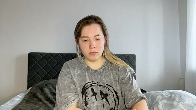 Snapshot of Embersweetbunny chatting on 03-21-25, 08:28 Embersweetbunny online show from 03-21-25, 08:28