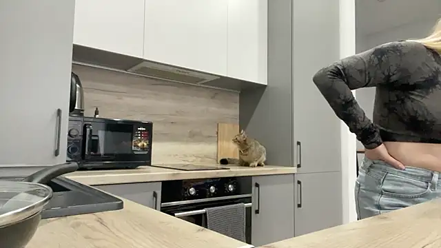 Snapshot of Embersweetbunny chatting on 09-10-25, 05:51 Embersweetbunny online show from 09-10-25, 05:51