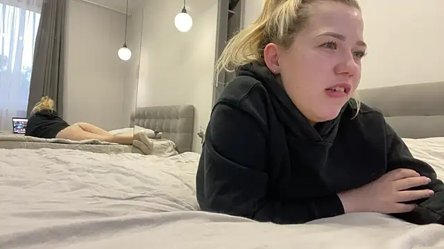 Snapshot of Embersweetbunny chatting on 10-03-25, 04:42 Embersweetbunny online show from 10-03-25, 04:42