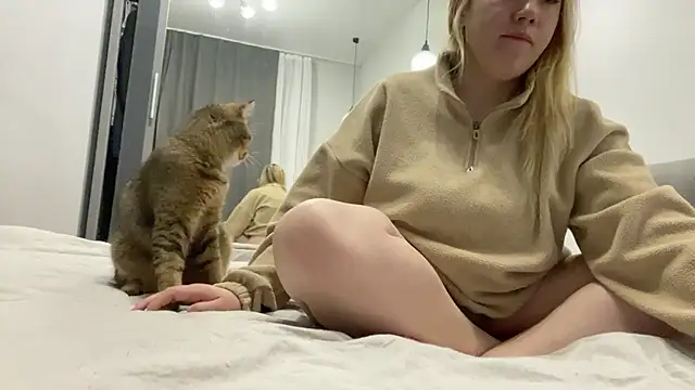 Snapshot of Embersweetbunny chatting on 10-20-25, 01:28 Embersweetbunny online show from 10-20-25, 01:28