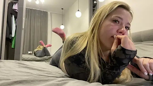 Snapshot of Embersweetbunny chatting on 10-22-25, 04:13 Embersweetbunny online show from 10-22-25, 04:13