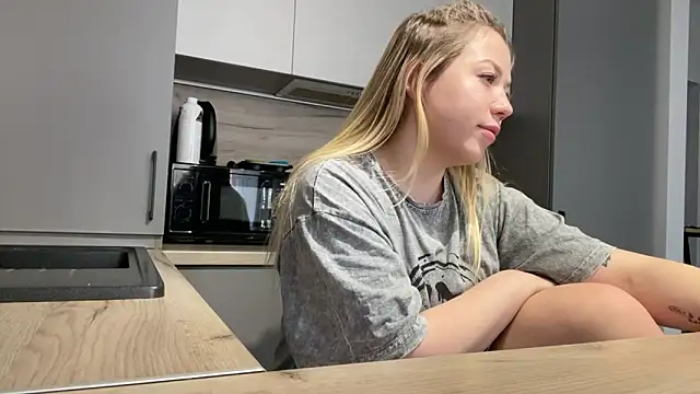 Snapshot of Embersweetbunny chatting on 11-18-25, 09:36 Embersweetbunny online show from 11-18-25, 09:36