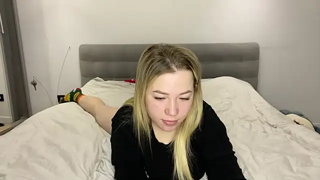 Snapshot of Embersweetbunny chatting on 11-30-25, 05:55 Embersweetbunny online show from 11-30-25, 05:55