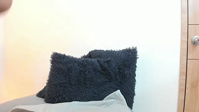 Lizzie Williams  online show from 12-21-25, 03:35