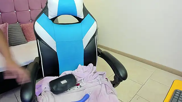 Lizzie Williams  online show from 02-12-26, 03:23