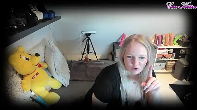 caro kitten online show from 03-21-25, 08:17