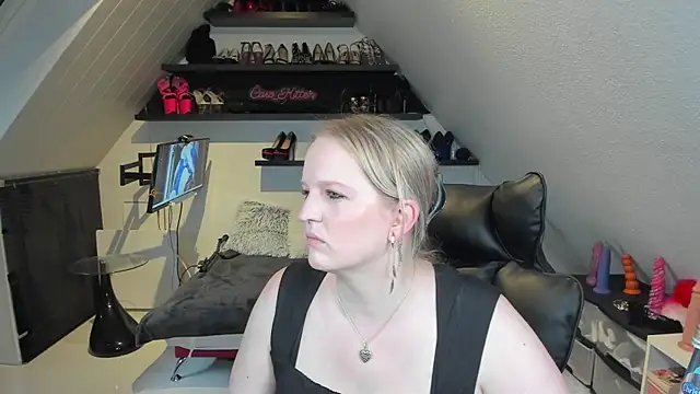 Snapshot of caro_kitten chatting on 04-13-26, 07:36 caro kitten online show from 04-13-26, 07:36