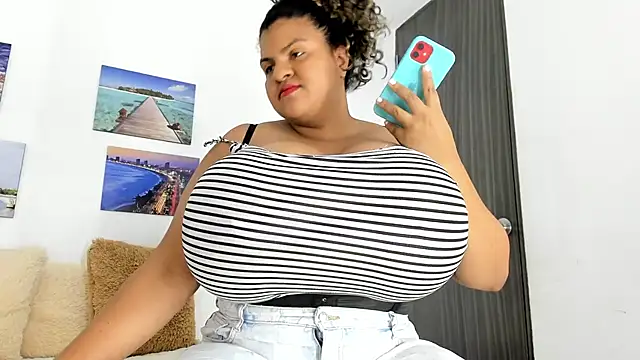 Snapshot of bigmom69_ chatting on 11-18-25, 03:49 bigmom69 online show from 11-18-25, 03:49