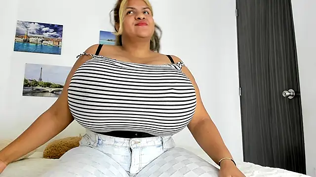 Snapshot of bigmom69_ chatting on 11-25-25, 08:53 bigmom69 online show from 11-25-25, 08:53