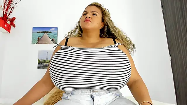 Snapshot of bigmom69_ chatting on 12-16-25, 12:10 bigmom69 online show from 12-16-25, 12:10