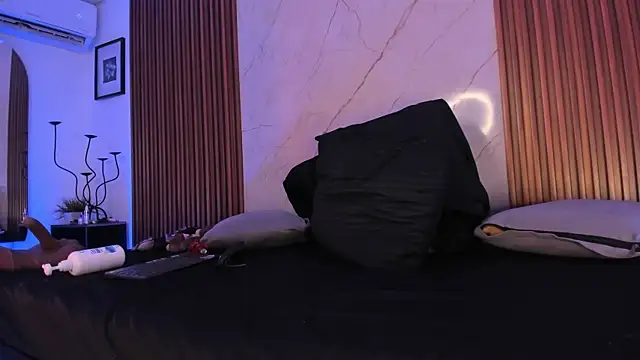 Emiilycollins online show from 12-20-25, 01:23