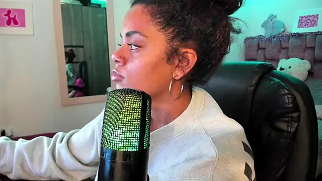 ladyrd1 online show from 12-19-24, 05:51