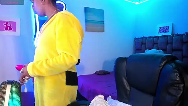 ladyrd1 online show from 12-31-24, 05:11