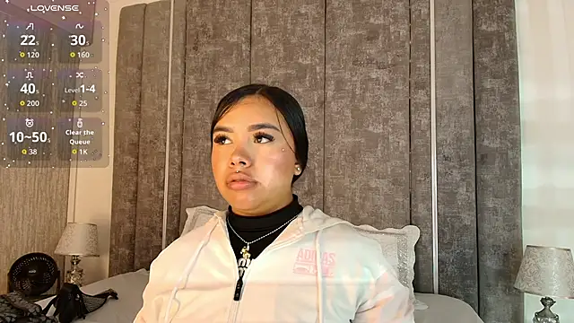 Snapshot of MarianaGarciaa__ chatting on 11-27-25, 06:54 MarianaGarciaa online show from 11-27-25, 06:54