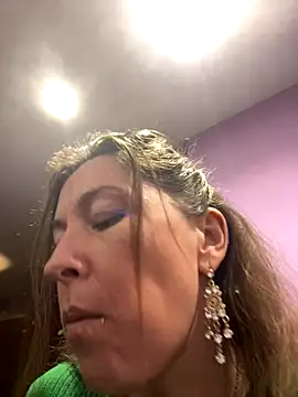 Snapshot of Lwhite1 chatting on 12-19-25, 04:47 Lwhite1 online show from 12-19-25, 04:47