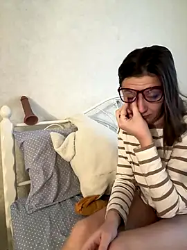 Snapshot of BeatriceTender chatting on 12-15-25, 05:44 BeatriceTender online show from 12-15-25, 05:44