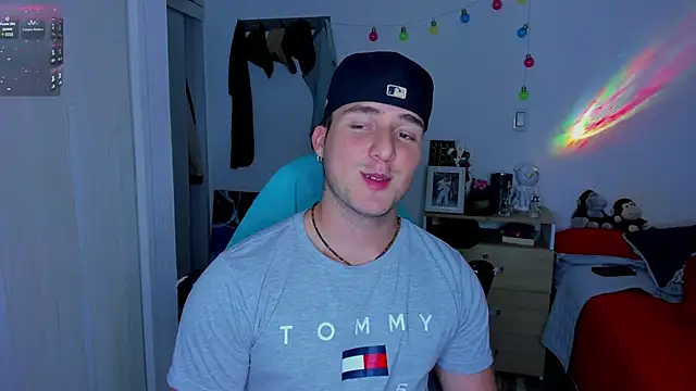 Snapshot of liam_oficial02 chatting on 01-12-25, 03:28 liam oficial02 online show from 01-12-25, 03:28