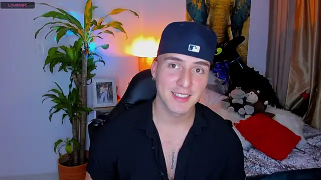 Snapshot of liam_oficial02 chatting on 02-06-25, 03:48 liam oficial02 online show from 02-06-25, 03:48