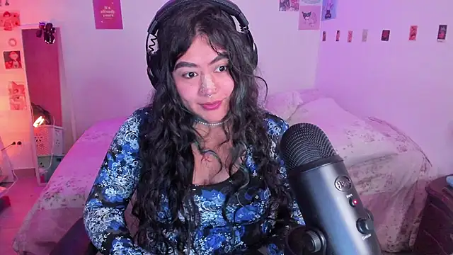 Snapshot of StephaniFox chatting on 01-13-25, 08:37 StephaniFox online show from 01-13-25, 08:37