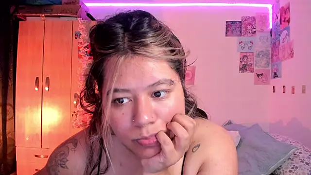 Snapshot of StephaniFox chatting on 03-08-25, 01:39 StephaniFox online show from 03-08-25, 01:39