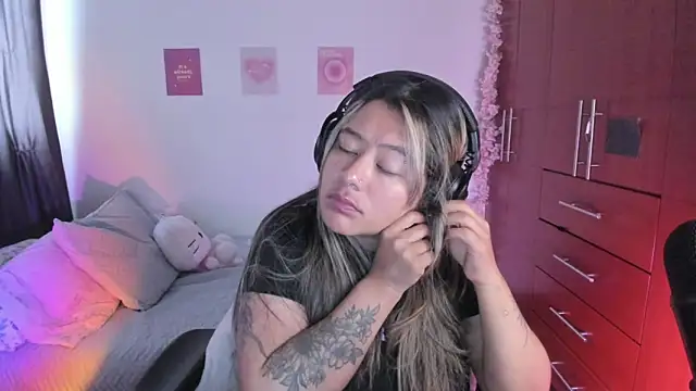 Snapshot of StephaniFox chatting on 09-21-25, 09:16 StephaniFox online show from 09-21-25, 09:16